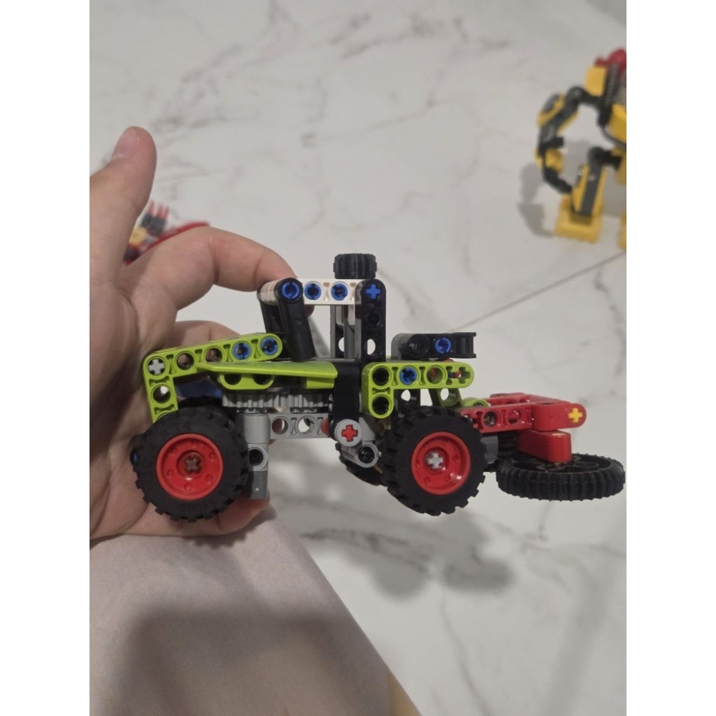 LEGO Technic 42102 tractor