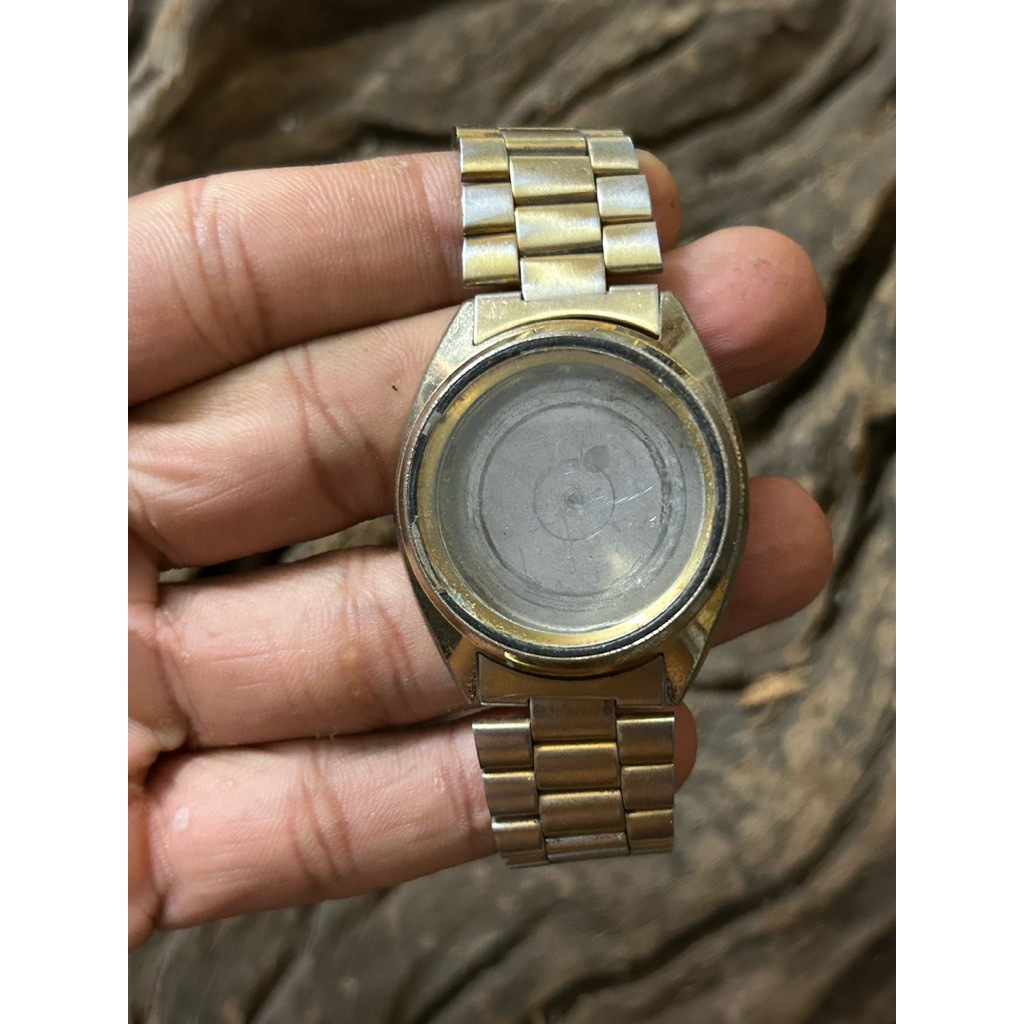 Dijual case Seiko 5 referensi 7009-876A warna gold lengkap dengan strap bawaan.