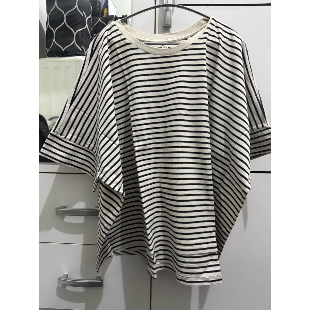 Kaos uniqlo garis hitam putih