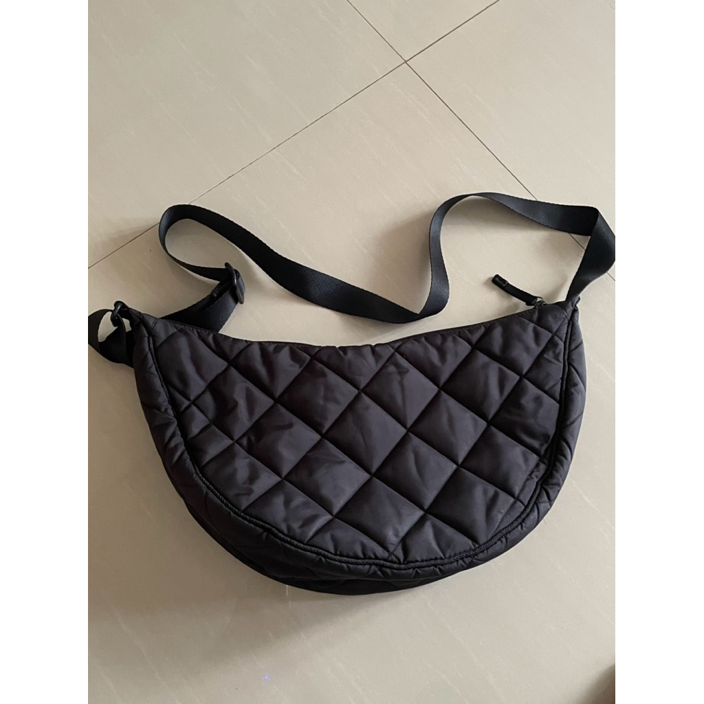 Preloved tas uniqlo selempang cross bag sling bag hitam cowok pria laki-laki