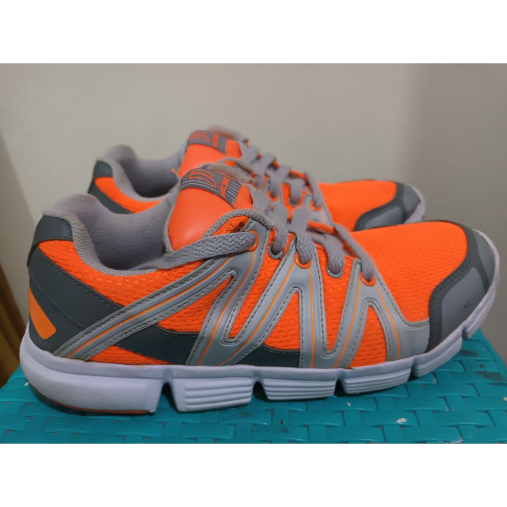Sepatu Sport Wanita merk Precise preloved