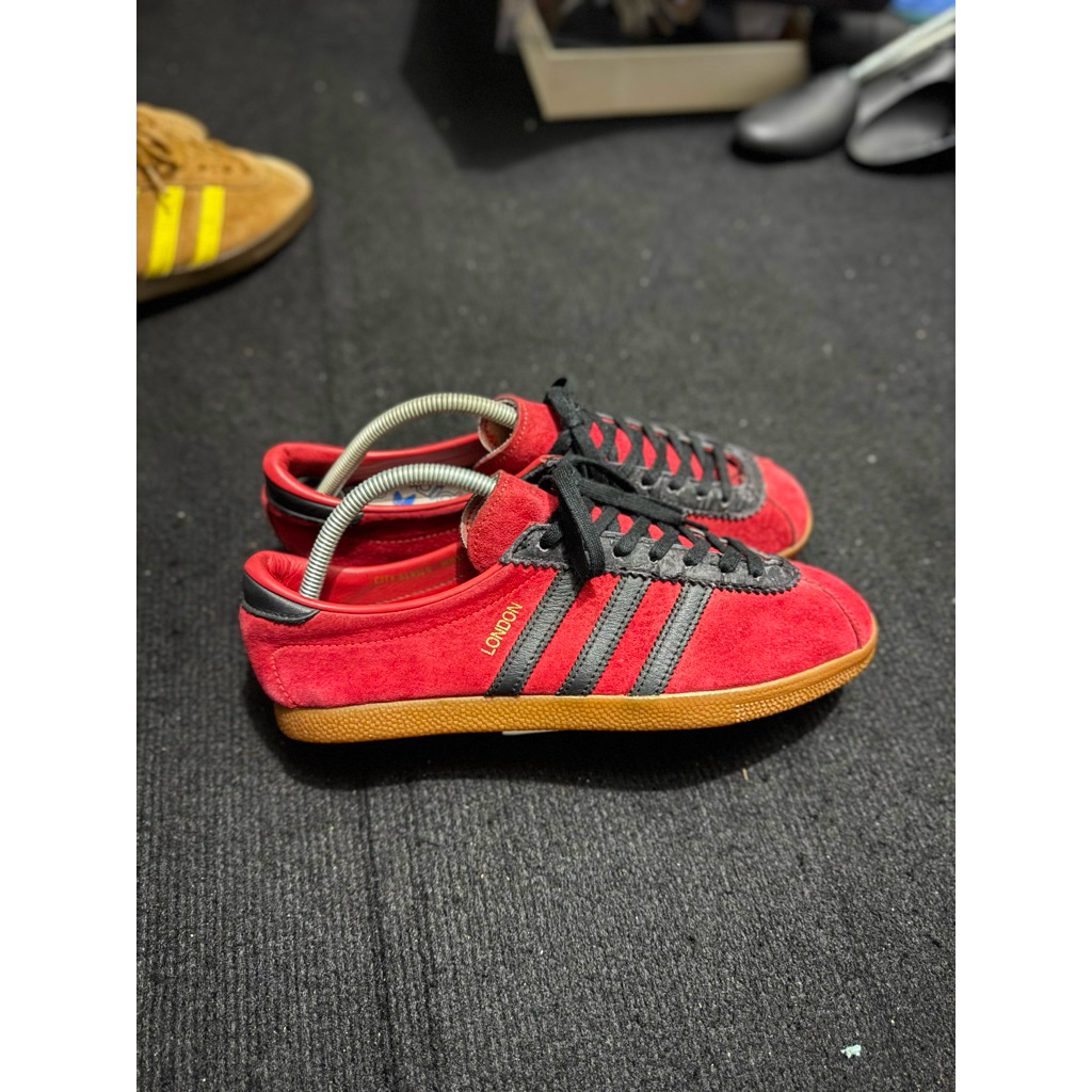 sepatu london is red