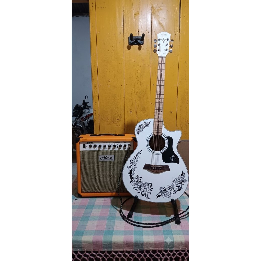 Gitar Taylor dan Ampli Gitar Distorsi
