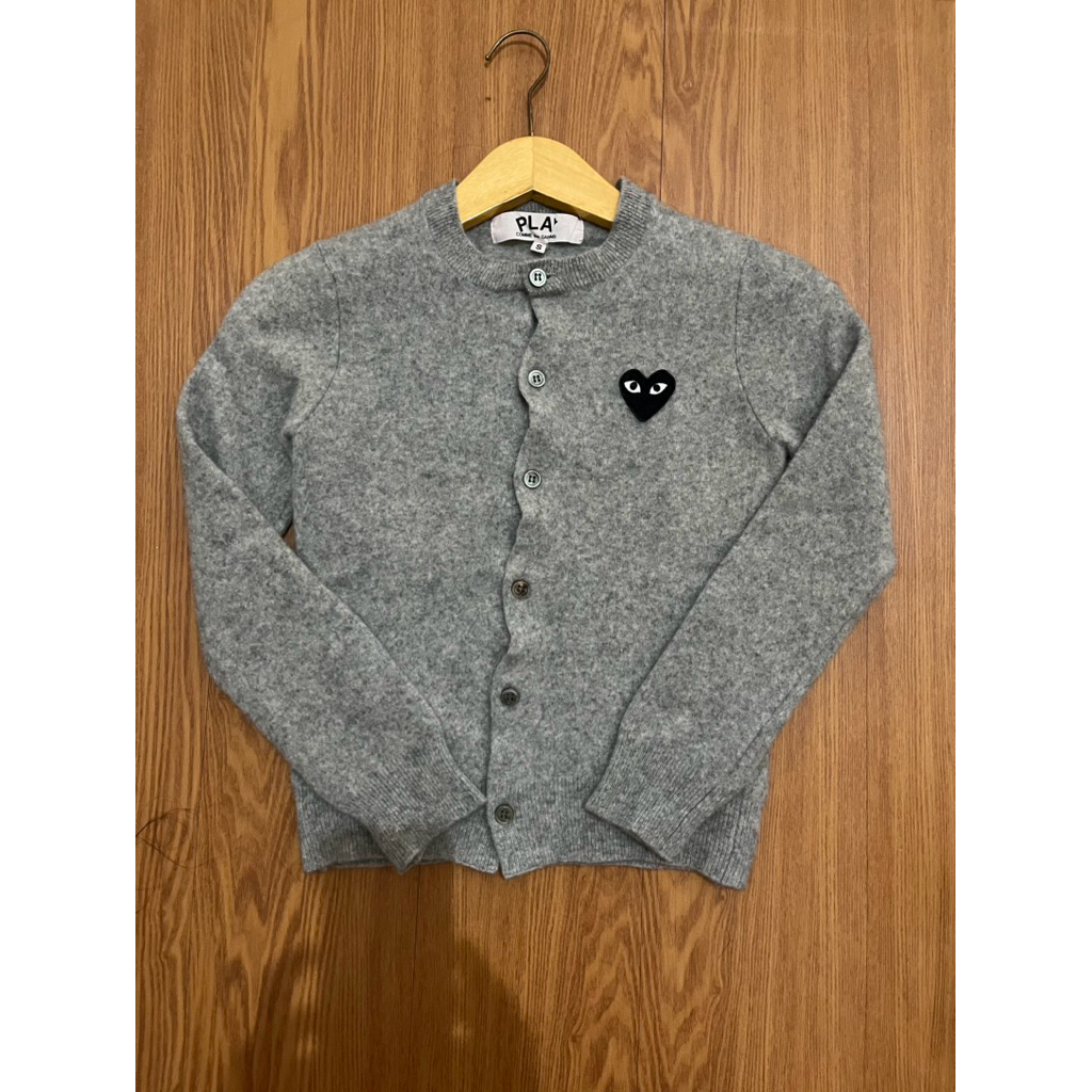 CDG PLAY CARDIGAN GREY ONECK S JAMINAN ORI