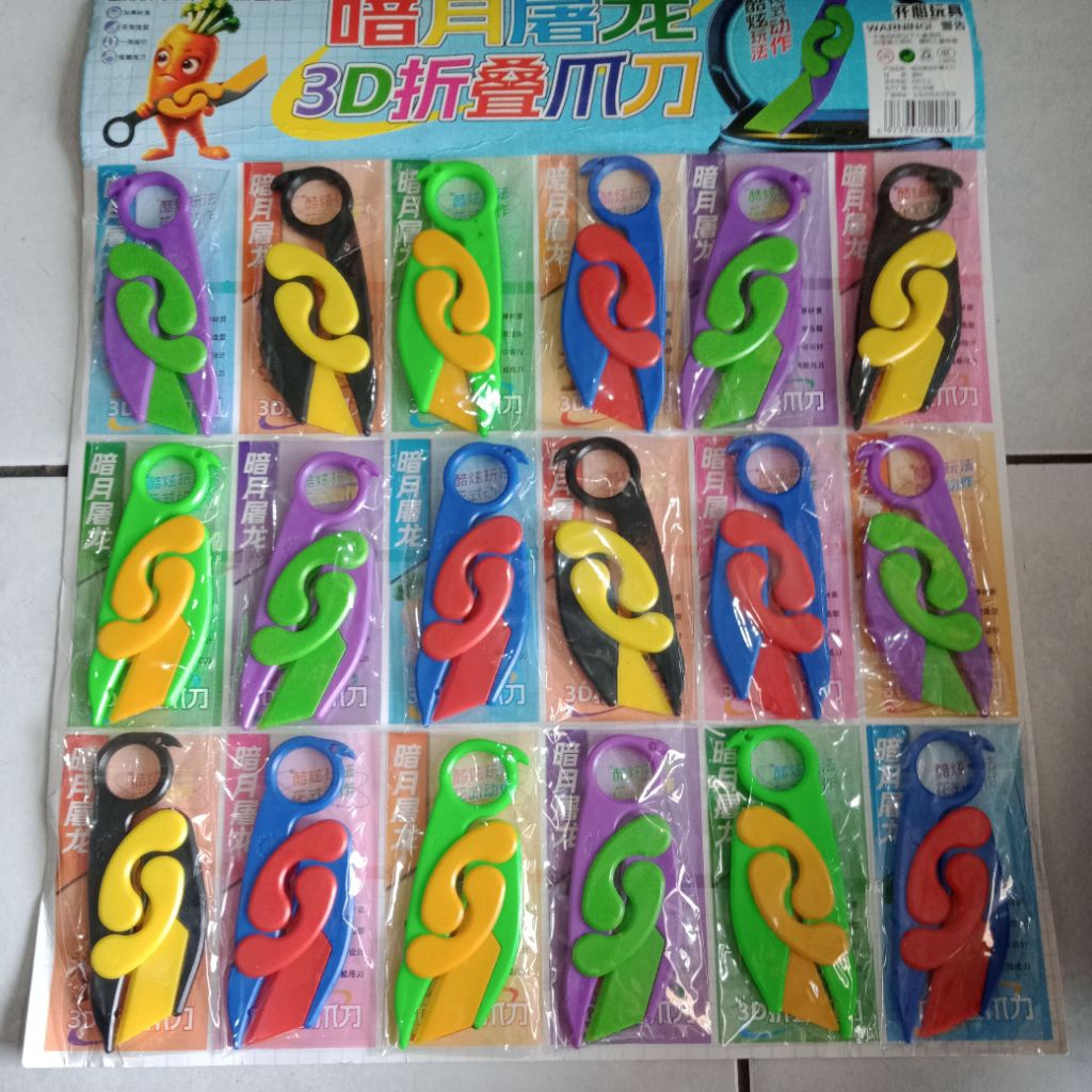 mainan karambit plastik / mainan pelepas stres (fidget toy).