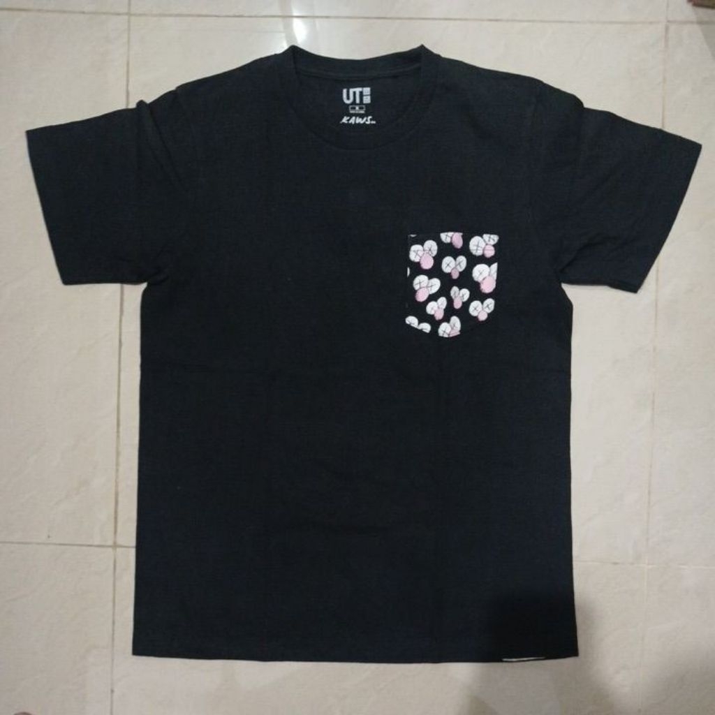 Kaos uniqlo x kaws