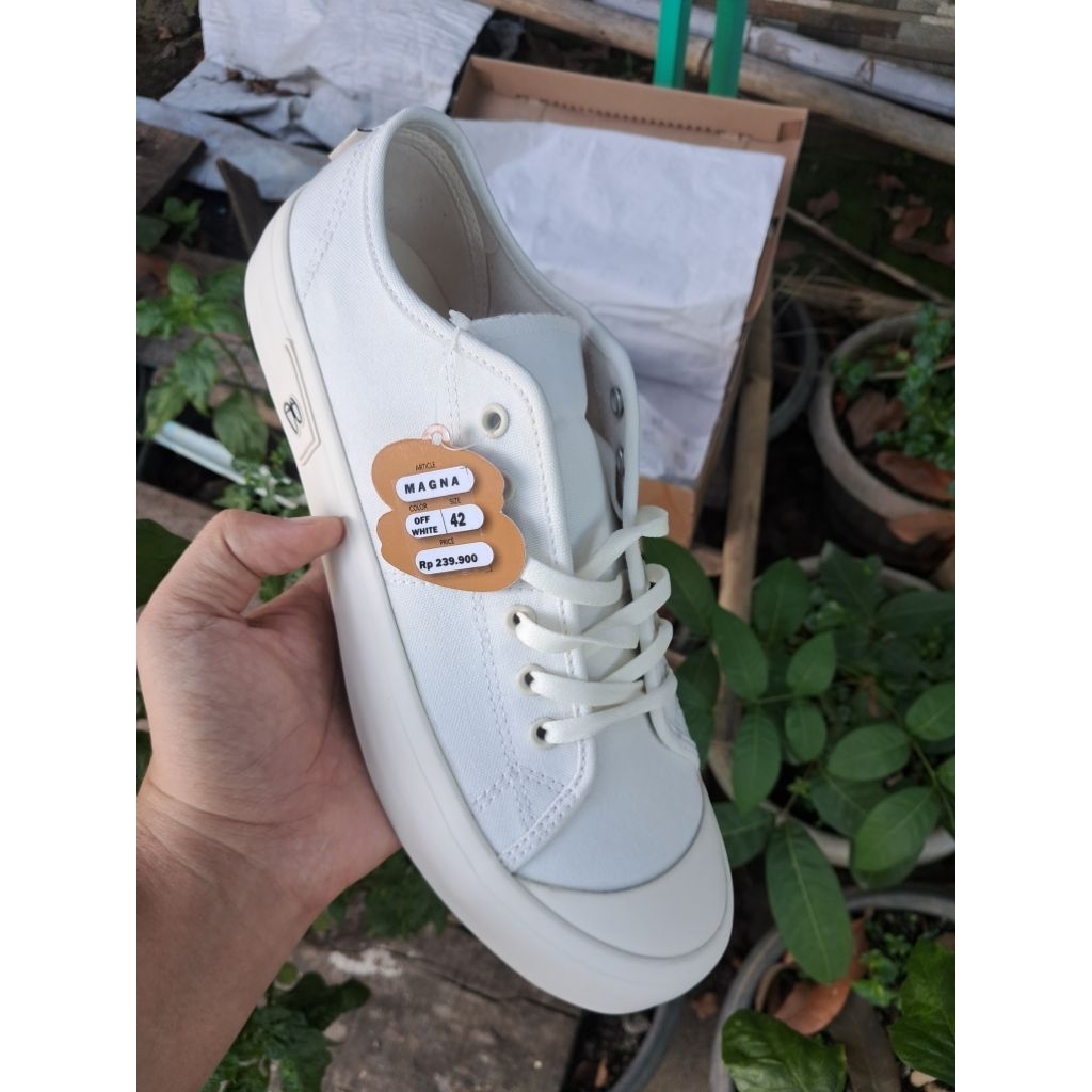 SEPATU PATROBAS MAGNA / WARNA PUTIH