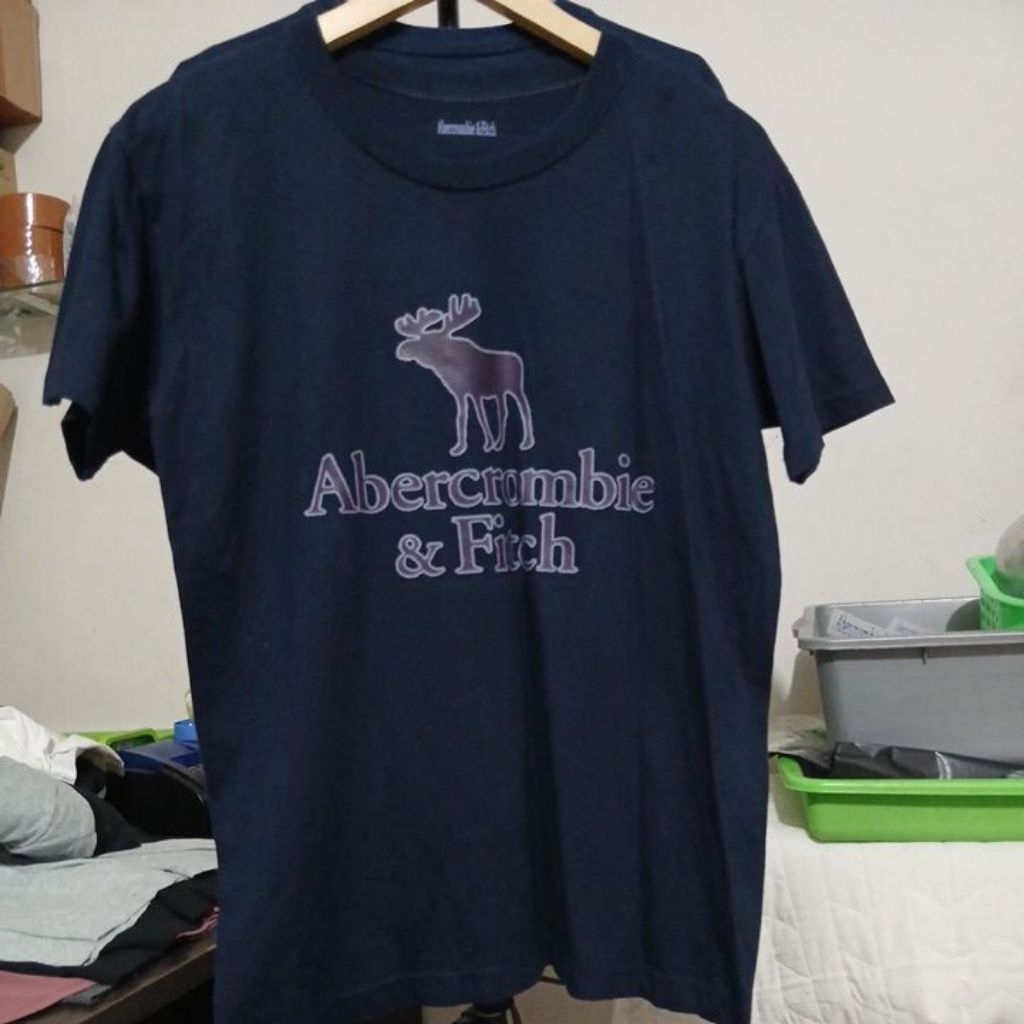 Kaos oblong bahan katun warna navy pekat kerah kencang built up tanpa jahitan samping ABERCROMBIE se