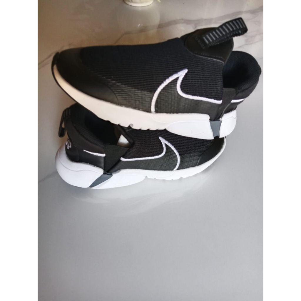 Sepatu Sekolah Anak Hitam Size 32 Insole 20 cm Nike Flex Runner 2 Hiu Slip On Preloved