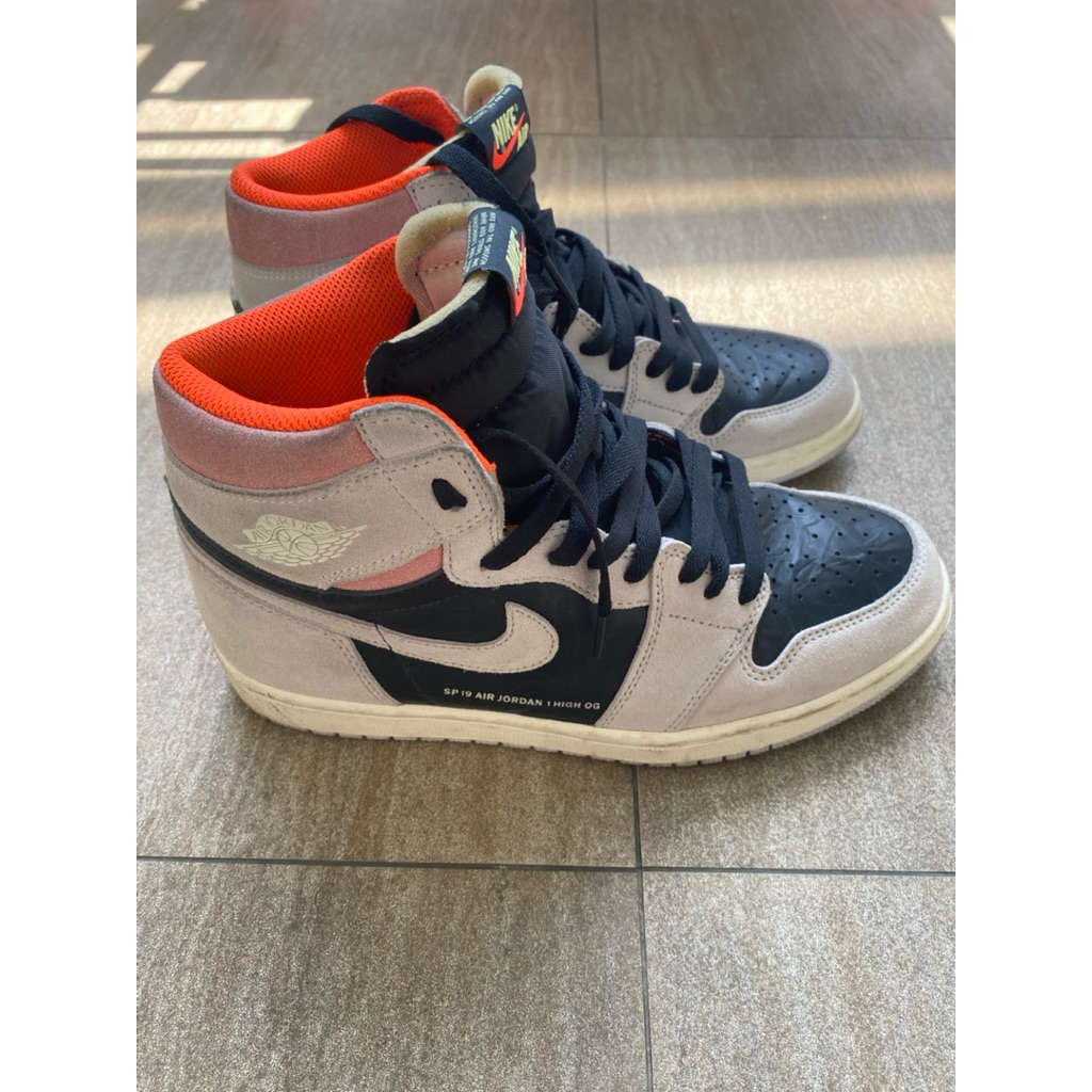 SEPATU SNEAKER NIKE AIR JORDAN RETRO 1 HIGH GREY HYPER CRIMSON