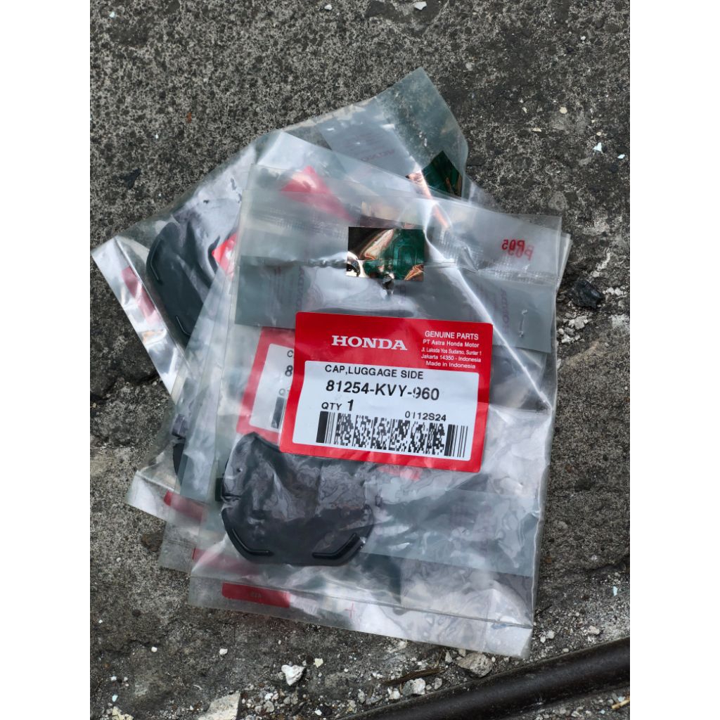 81254-KVY-960 cover / tutup kabel aki , cap luggage side beat karbu kvy honda icon original ahm