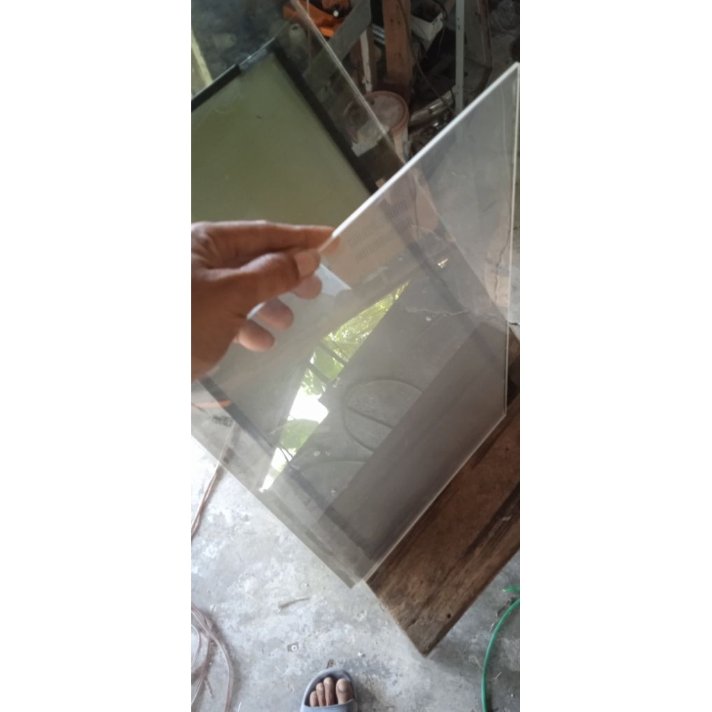 akrilik bekas tv monitor 24 inch 53x31 tebal 3milli