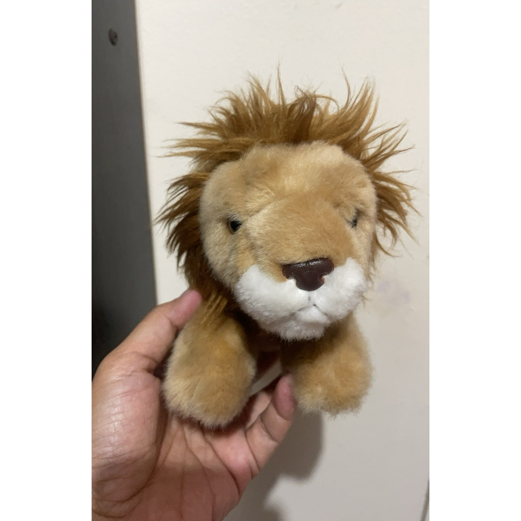 Boneka lion hasil capit boneka