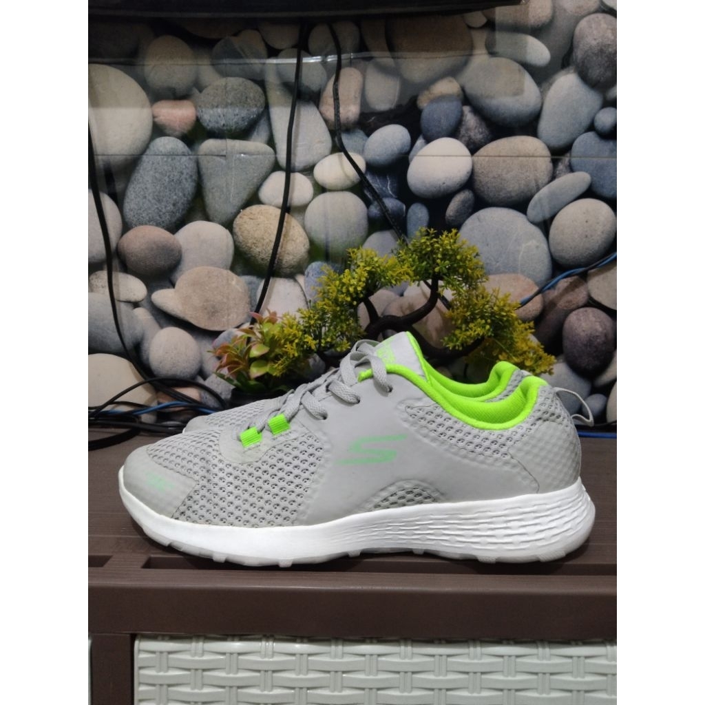 Size 40 • Sepatu Running  Skechers Go Walk Cool