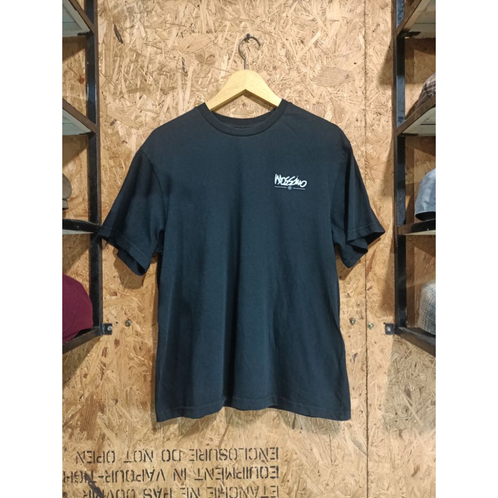 KAOS MOSSIMO WARNA HITAM SIZE LARGE KONDISI BAGUS SEPERTI BARU
