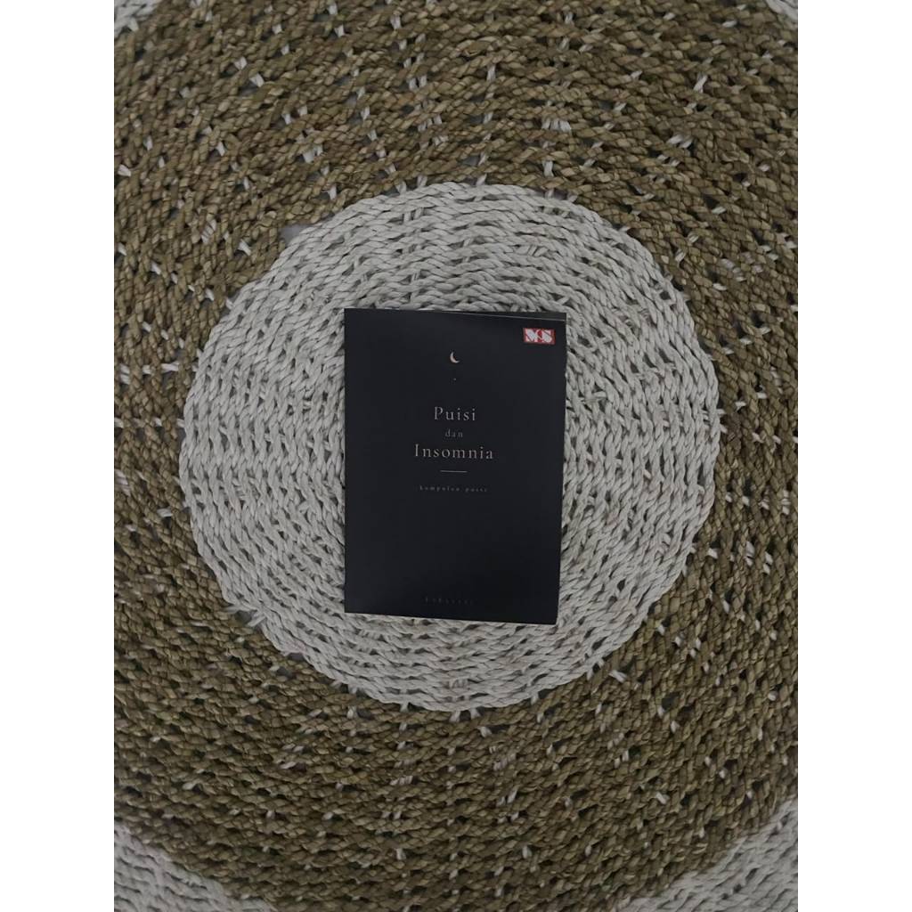 buku Puisi dan Insomnia - Larasati