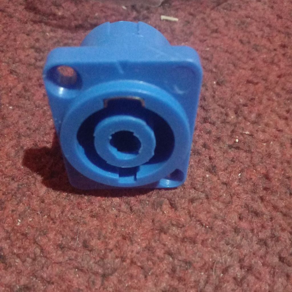 Soket spikon neutrik biru