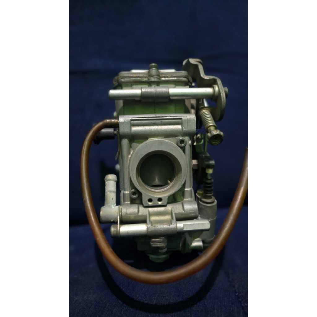 Karburator: Mikuni TMR 28.