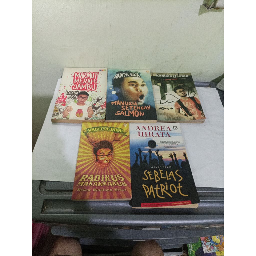 novel radikus makankakus, marmut merah jambu,  manusia setengah Salmon,  kambing jantan (Raditya D),