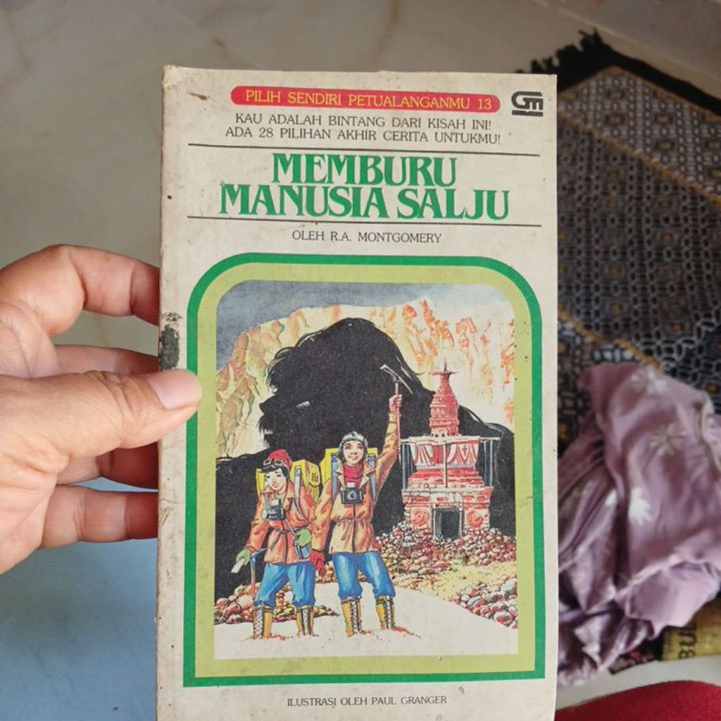 BUKU PILIH SENDIRI PETUALANGANMU. MEMBURU MANUSIA SALJU