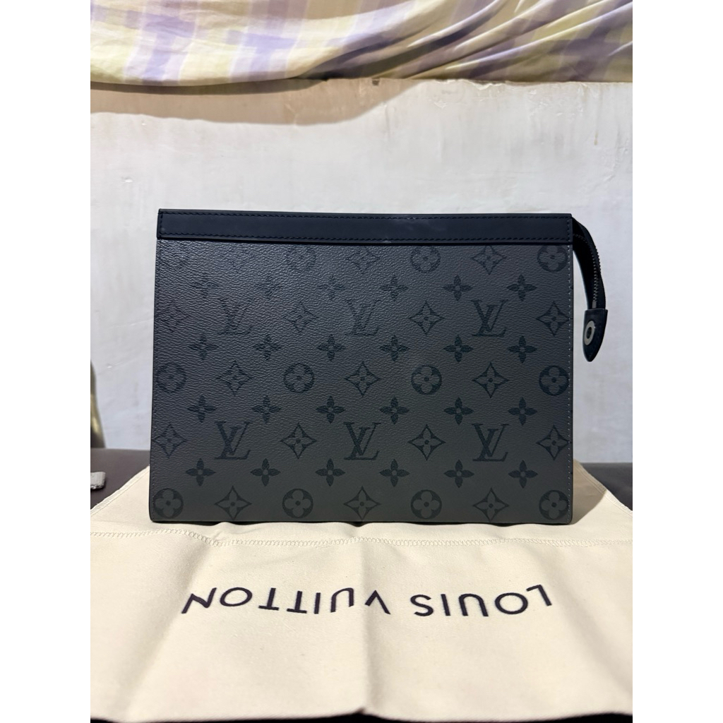 Clutch LV Pochette Voyage Monogram Eclipse Preloved
