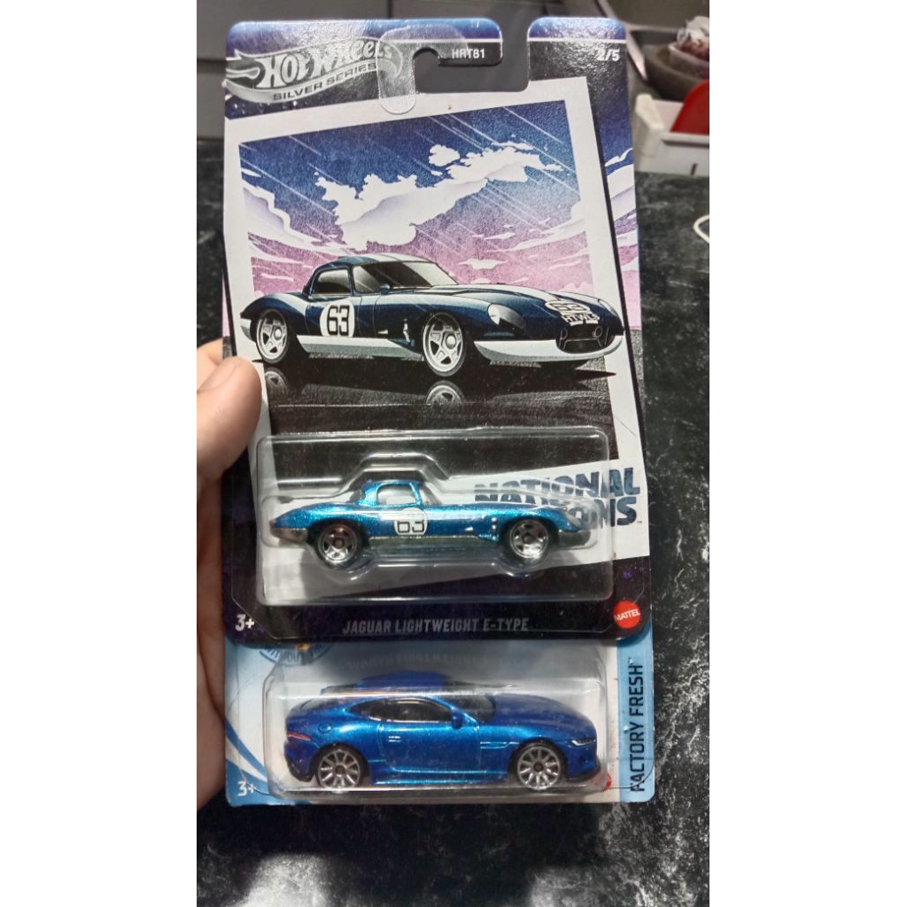 Hot wheels Jaguar Lughtweight E type dan 2020 Jaguar F type set 2