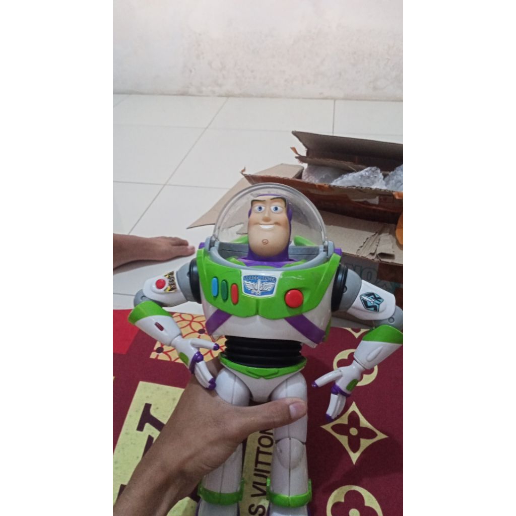 mainan -buzz lightyear