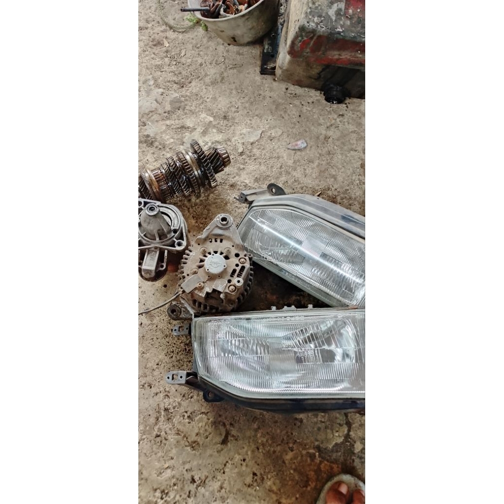 sepasang headlamp mazda 323