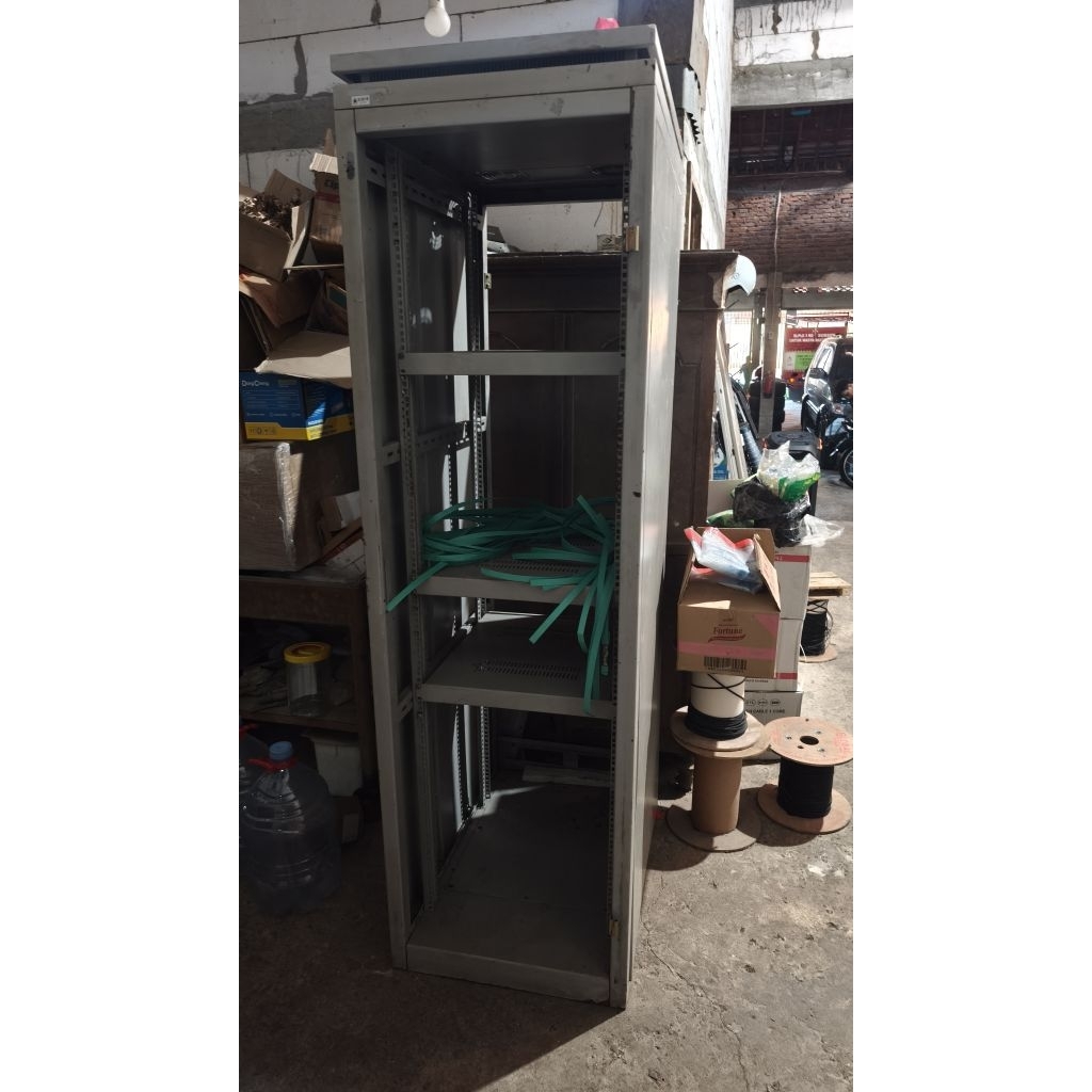 RACK SERVER 42U 2Meter Bekas, Barang Masih Kokoh Kuat Minus Pemakaian