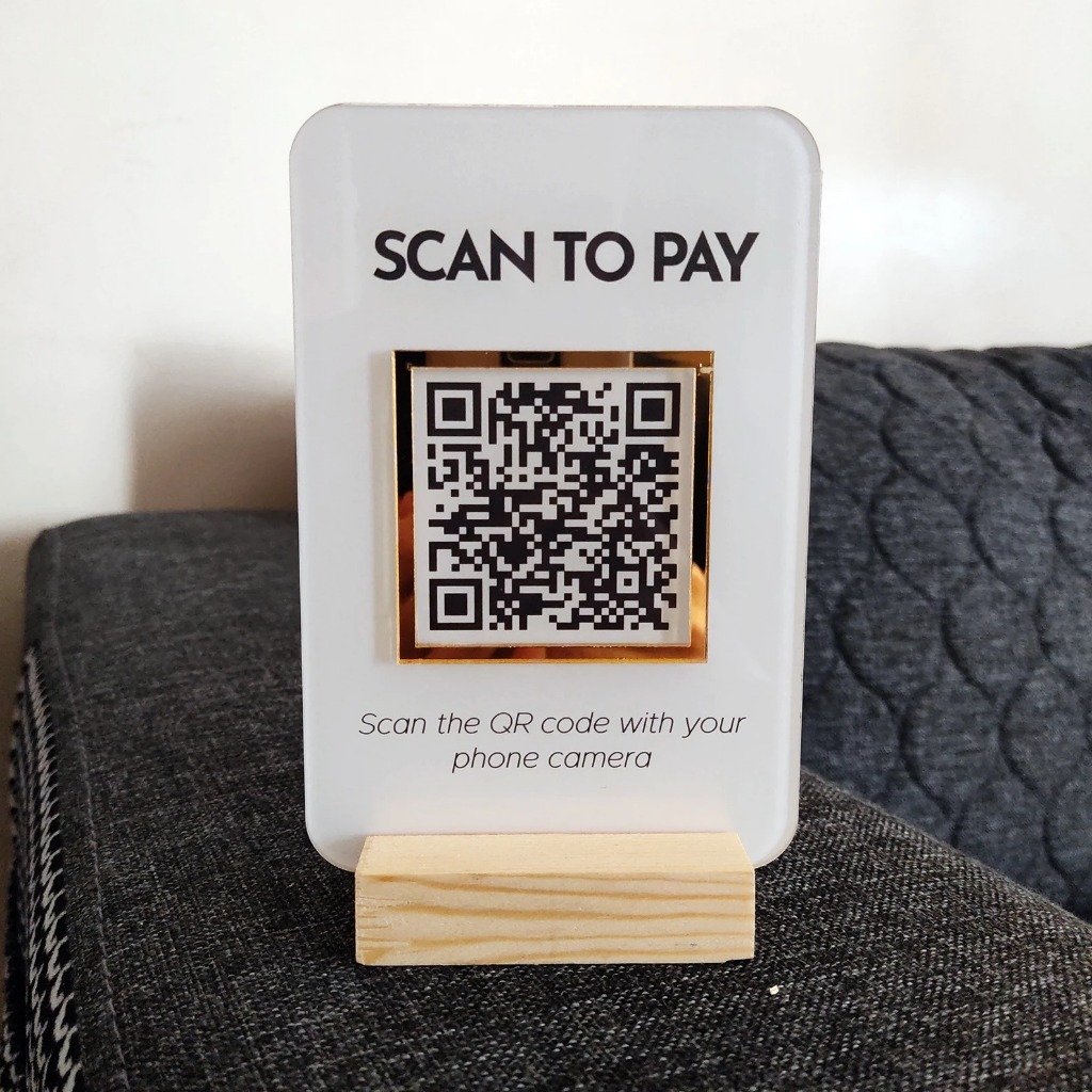 Stand QR Code Scan to Pay Putih dengan Dukungan Kayu untuk Pembayaran Mobile