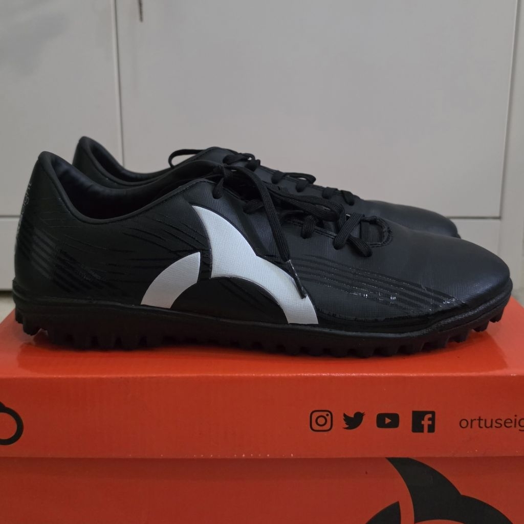[PRELOVED] EU 42 Ortuseight Sepatu Mini Soccer Horizon TF Black Silver