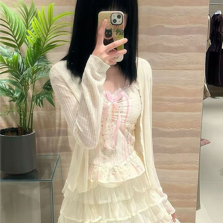 Set atasan rajut anti-UV ala Korea dengan motif bunga kecil, atasan bertali, dan rok setengah badan 
