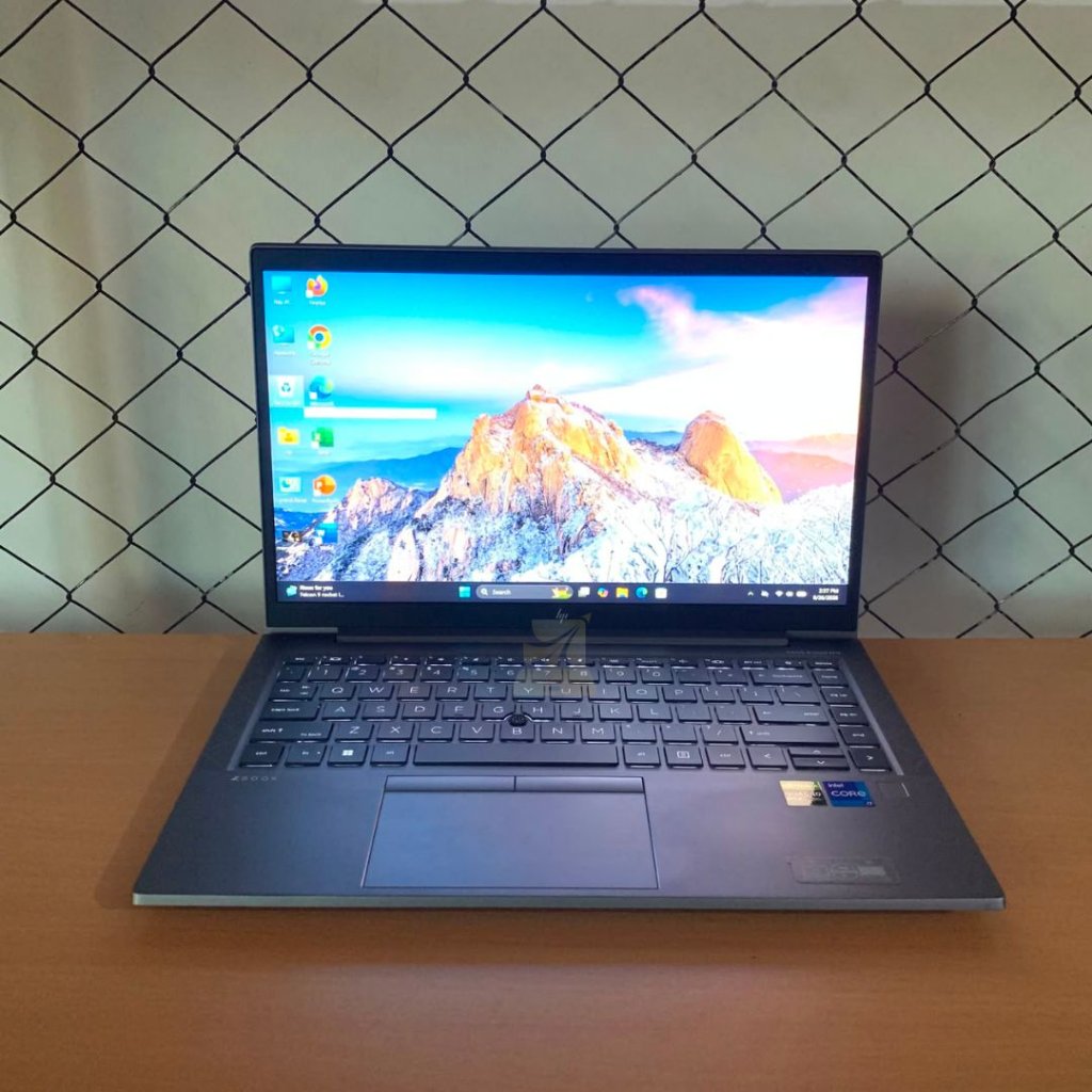 HP ZBook Firefly 14 G8 Mobile Workstation / i7-1165G7 / RAM 32GB / SSD 1TB / Nvidia T500 / W11