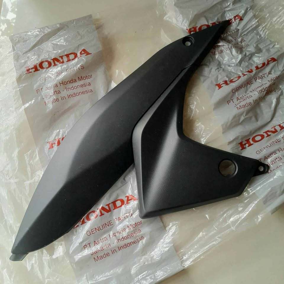 Cover sambungan body bawah Honda revo X fi kode part 64560-K03-N30Za ( ori - nos )