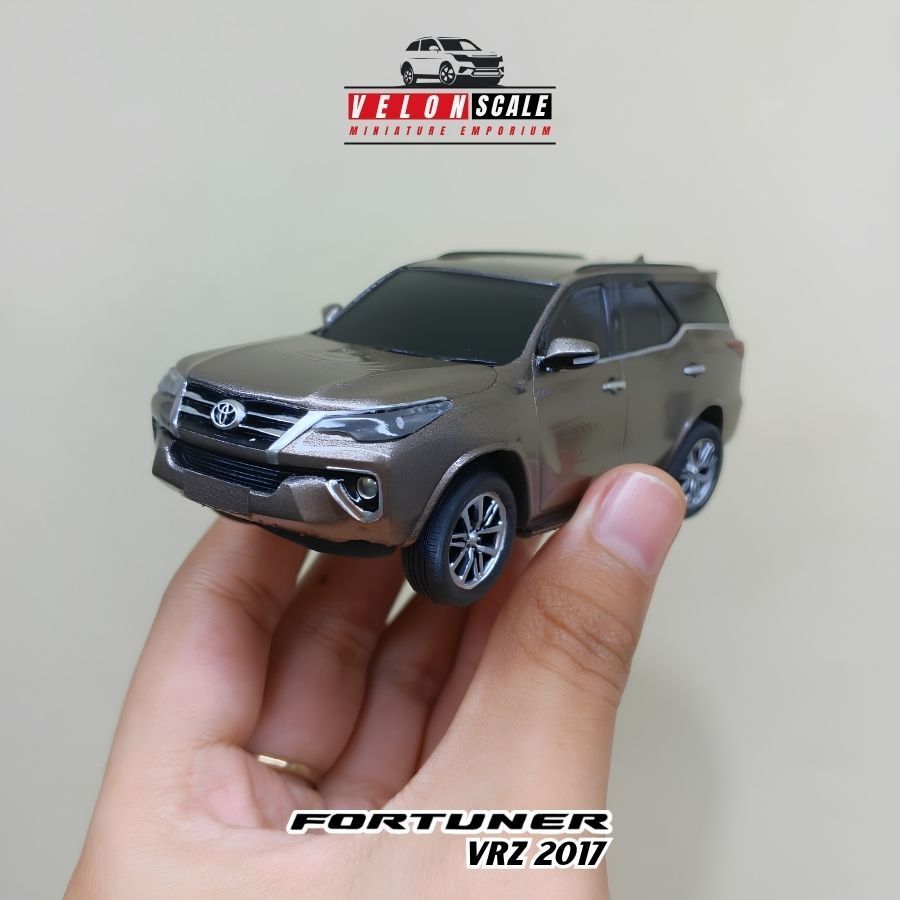 Diecast Miniatur Mobil Toyota Fortuner VRZ 2017 Skala 1:43 Gratis Custom Platnomor
