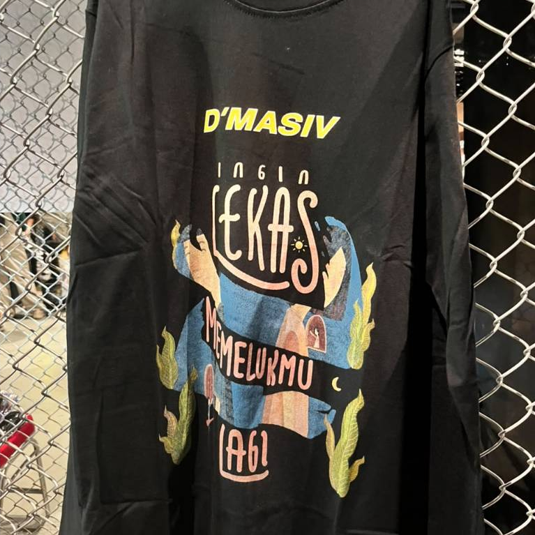 D'Masiv T-shirt Memelukmu - Black - Kaos Band Merch Original Unisex
