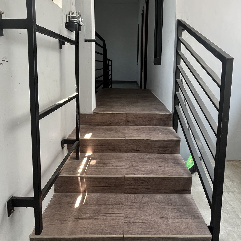 Railing Tangga Besi Hitam Model Minimalis untuk Rumah