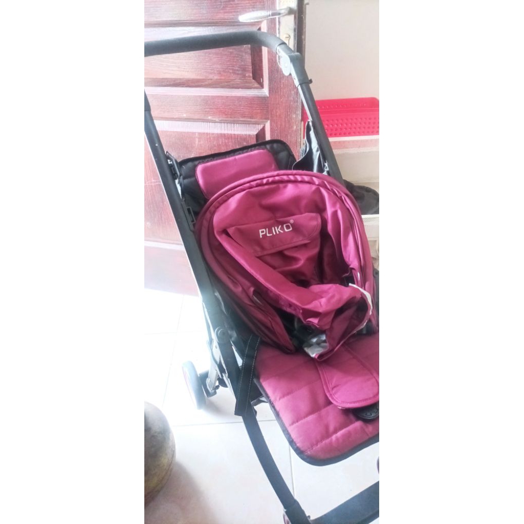 Kursi Roda Bayi Pliko Warna Marun dengan Sandaran dan Sarung Dudukan (preloved)