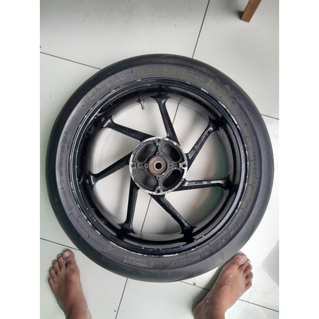 velg delkevic..5,5"+ban pirelli diablo supercorsa..190/55-17