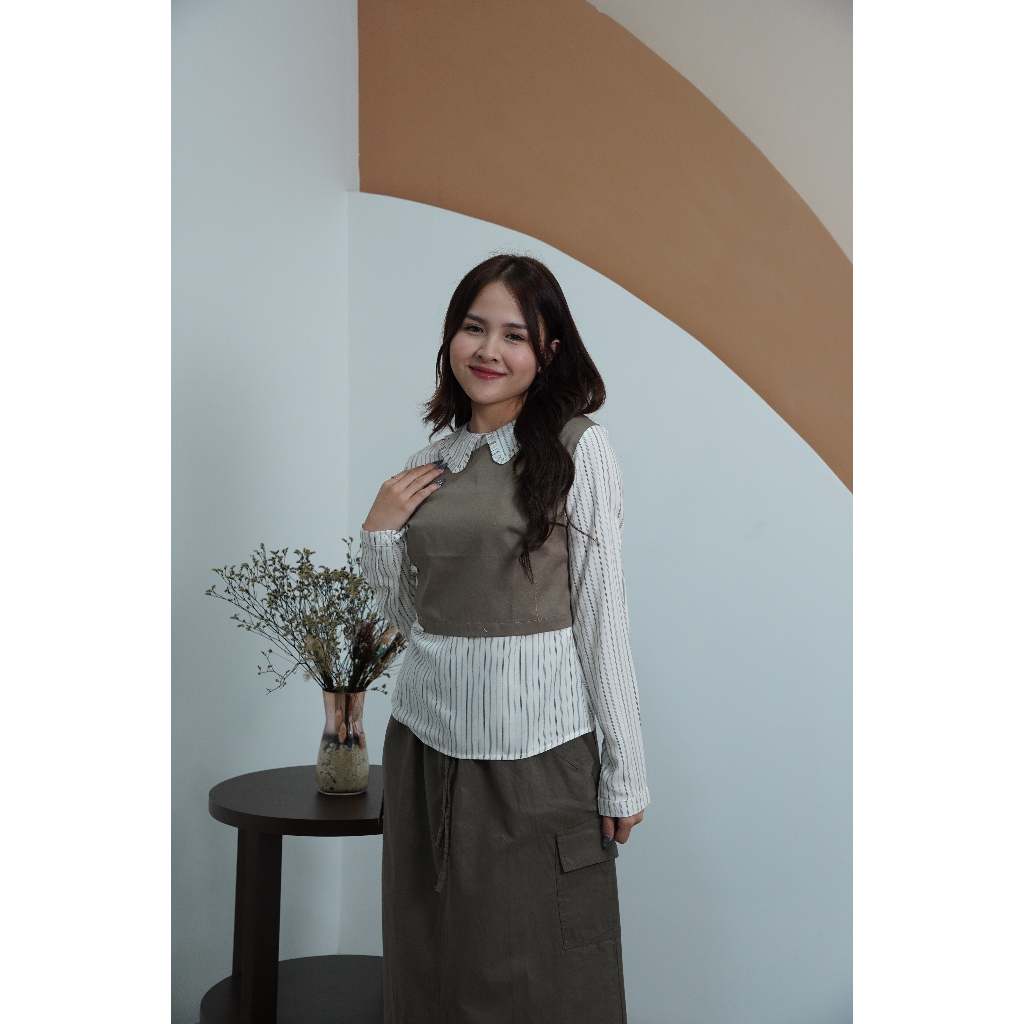 Missty Freeteen Blouse One Set Rompi Wanita Warna Cokelat Putih Motif Garis Lengan Panjang Model Kor