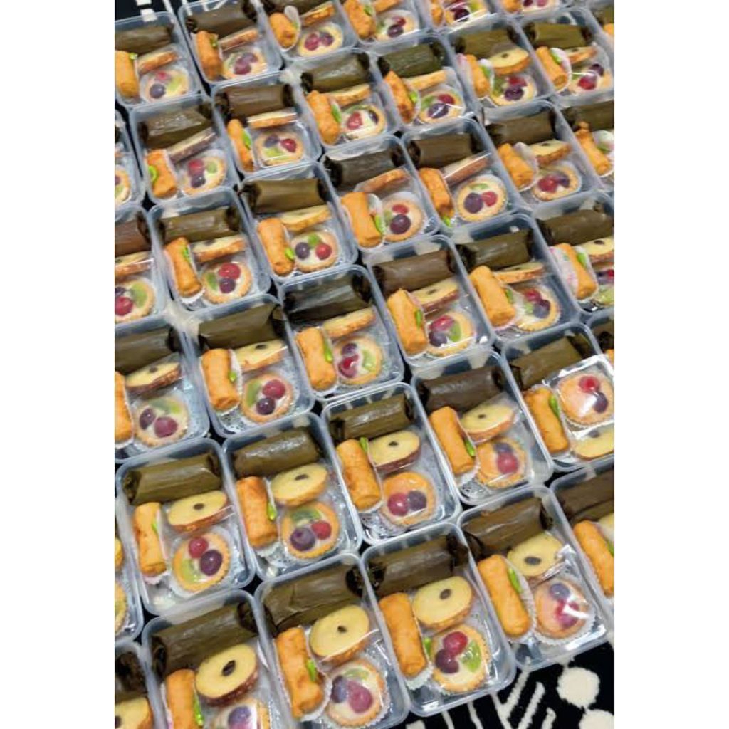 

SNACK BOX (PESANAN KHUSUS) / BISA ORDER SATUAN / SNACK BOX KUE BASAH