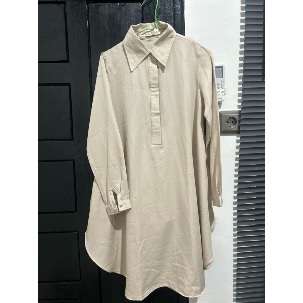 tunik wearing klamby