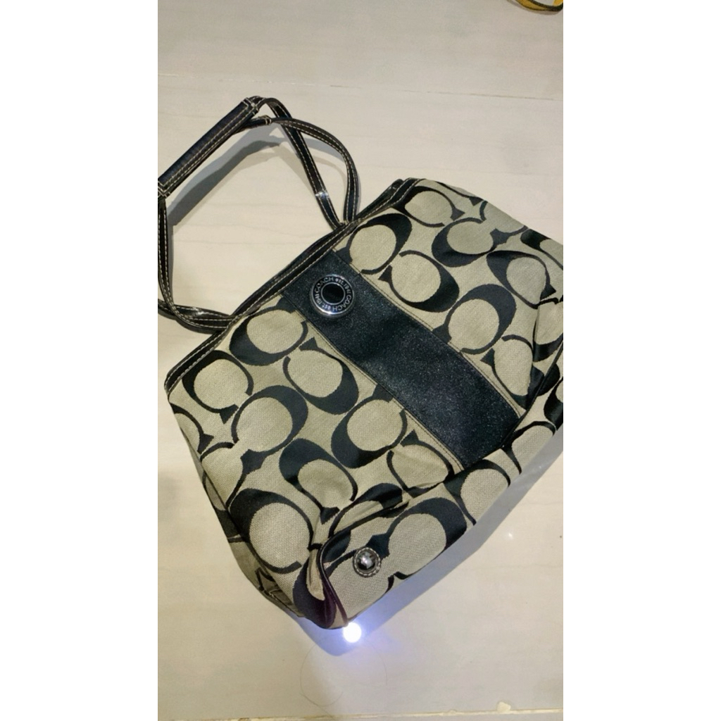 Preloved hand bag coach-signature