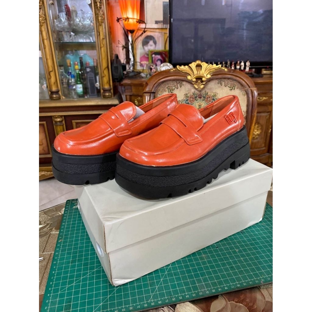 Sepatu Loafers Collab Itzy Orange Oranye CK Charles & Keith Preloved
