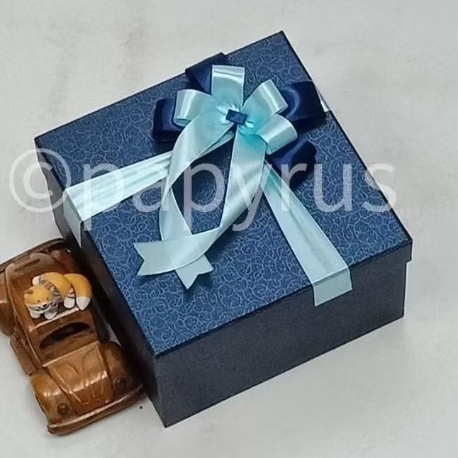 

PAPYRUS 17,5x17,5 Tinggi 10cm Kotak Kado Gift Box Hardbox Hampers Hadiah V3