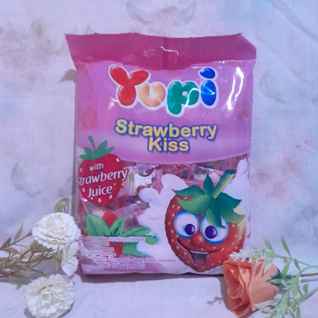 

YUPI STRAWBERRY KISS LOVE / YUPI BENTUK HATI RASA STROBERI / 1 BUNGKUS ISI 50 PCS