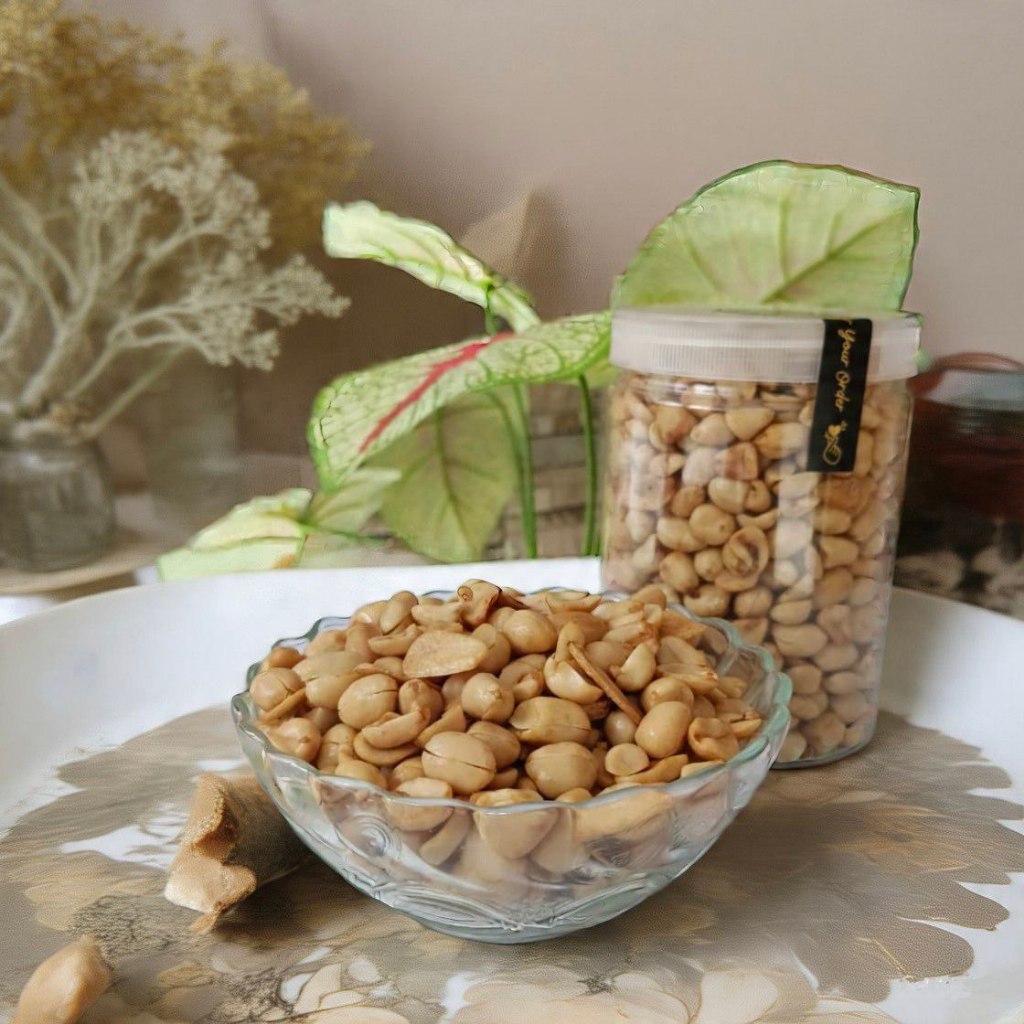 

Kacang Goreng Bawang / Camilan Snack Kacang Bawang 500 Gram Gurih Asin Original Kemasan Toples