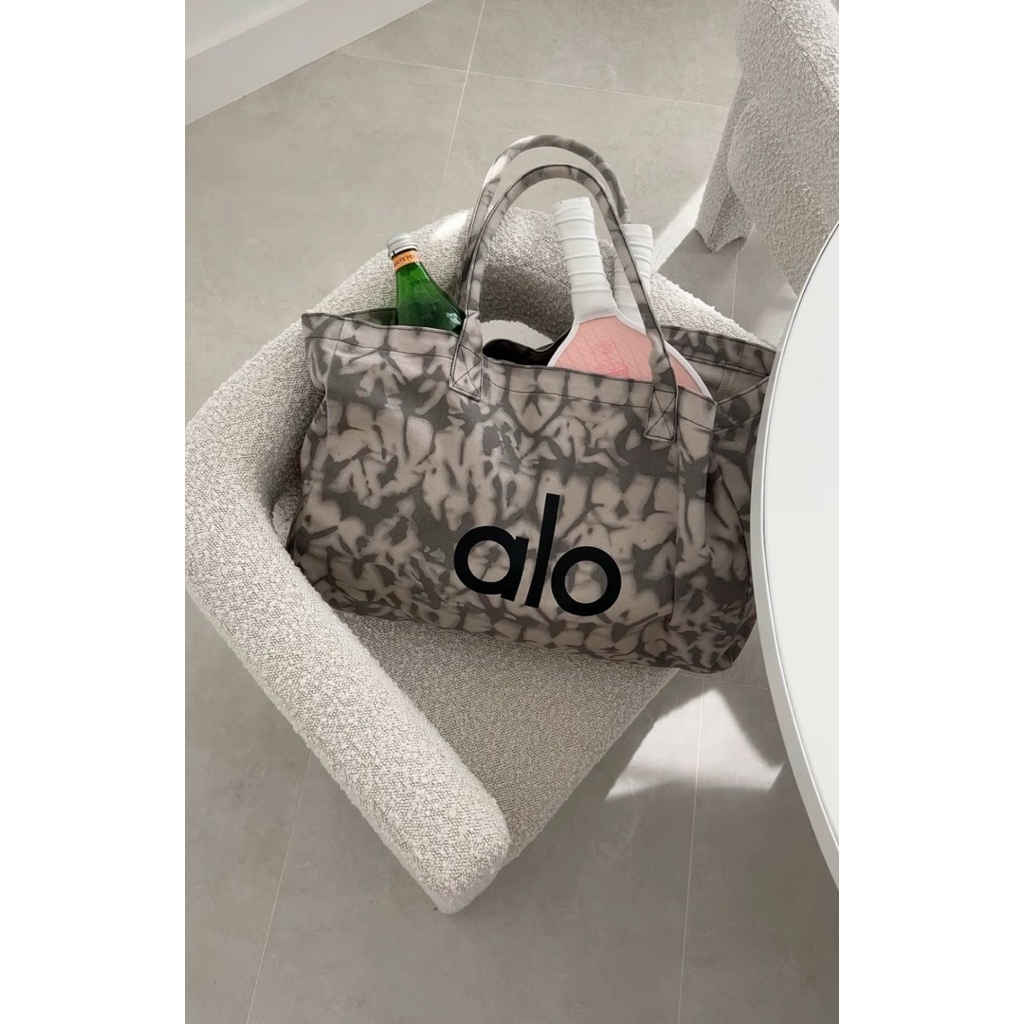 ALO YOGA SHOPPER TOTE BAG IN GREY