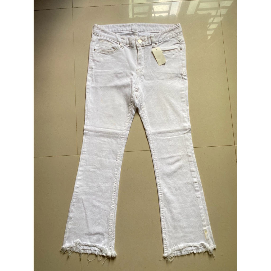 CELANA CUTBRAY RAWIS