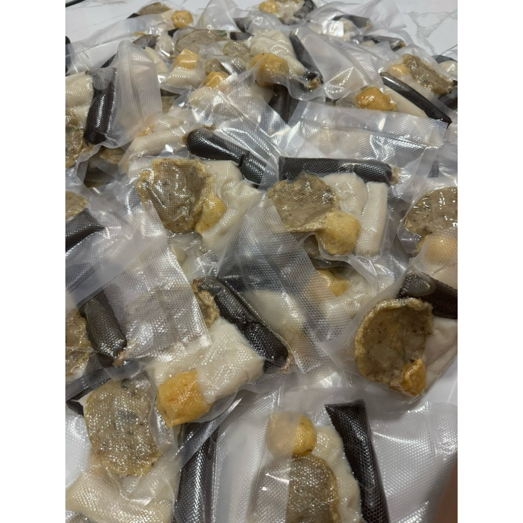 

pempek ikan tengiri isi 4 pc. pempek selam.pempek lenjer.pempek adaan.pempek kulit